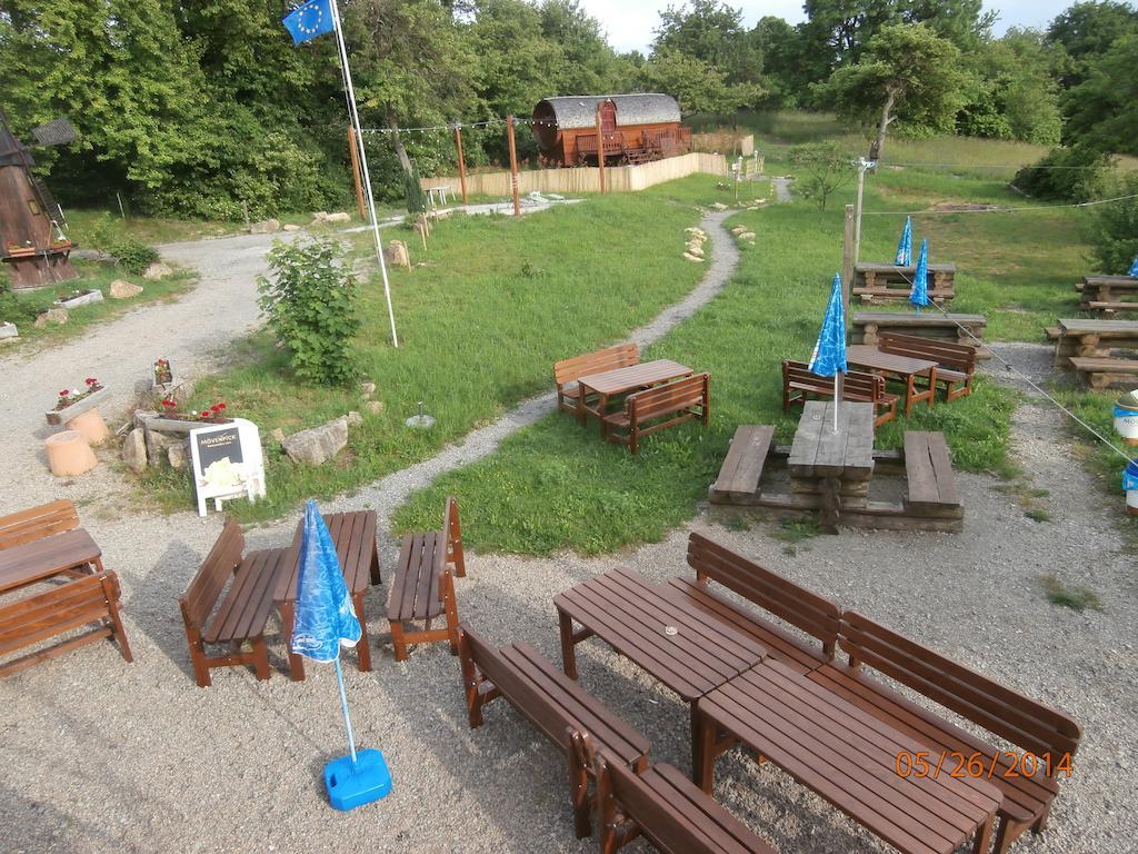 Le Chalet Du Chemin Et Sa Roulotte Berviller-en-Moselle Exteriör bild
