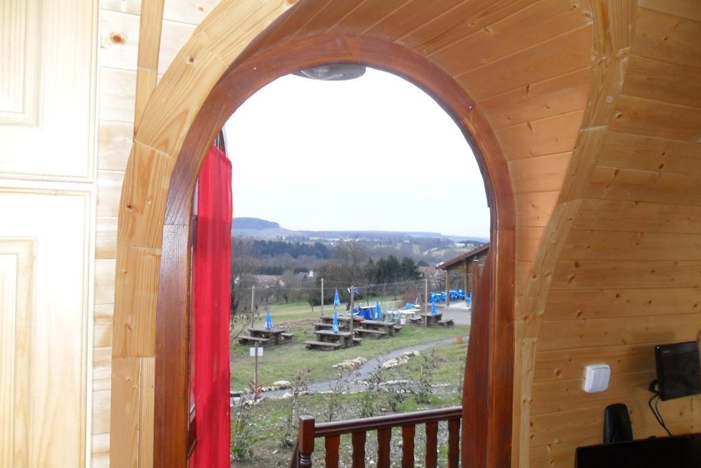 Le Chalet Du Chemin Et Sa Roulotte Berviller-en-Moselle Exteriör bild