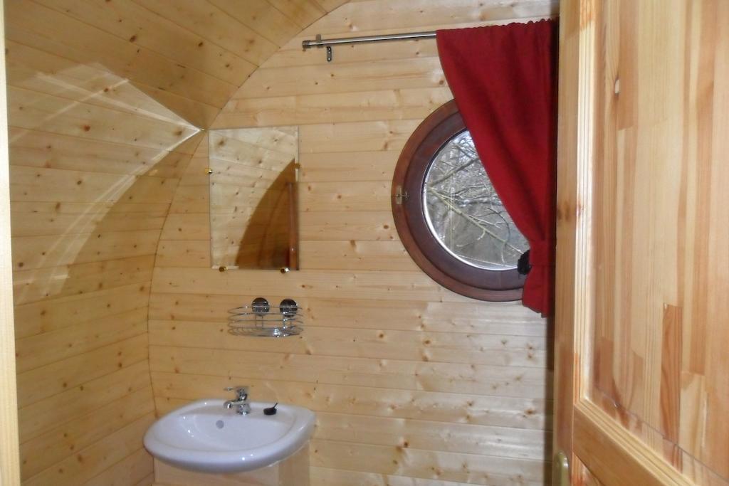 Le Chalet Du Chemin Et Sa Roulotte Berviller-en-Moselle Exteriör bild