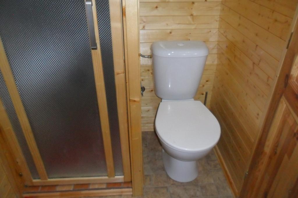 Le Chalet Du Chemin Et Sa Roulotte Berviller-en-Moselle Exteriör bild