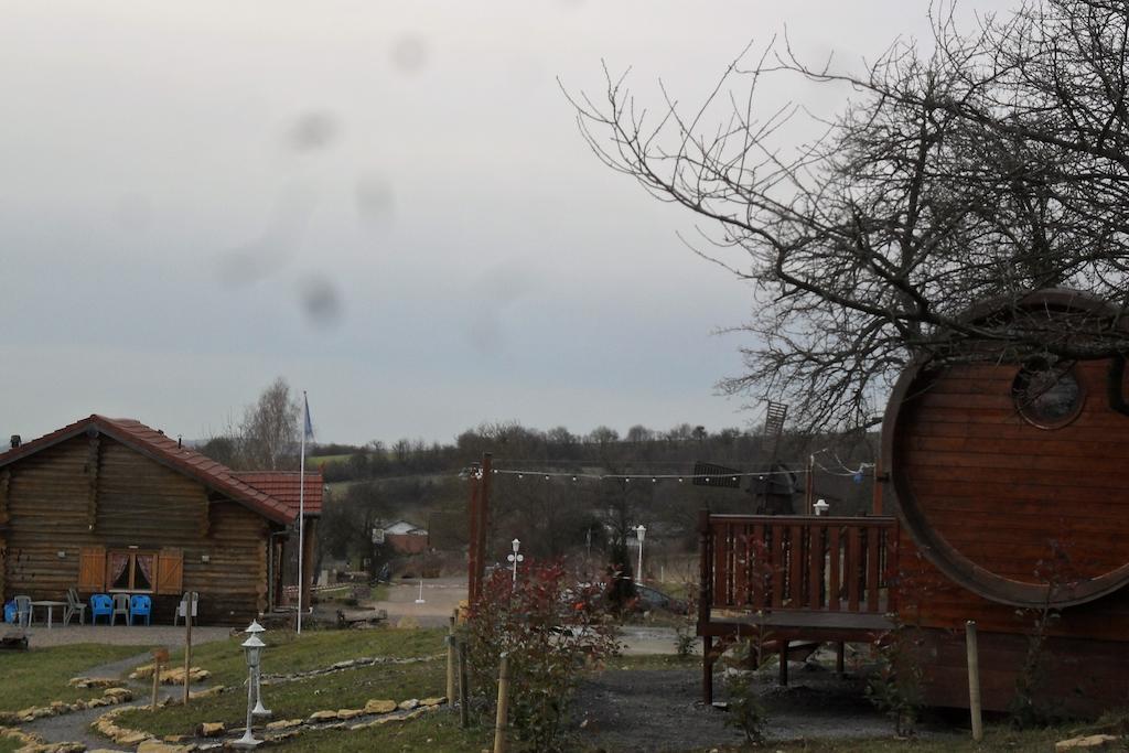 Le Chalet Du Chemin Et Sa Roulotte Berviller-en-Moselle Exteriör bild