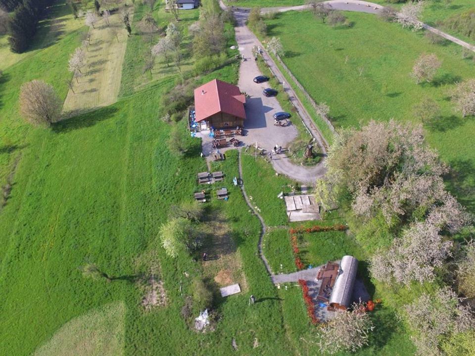 Le Chalet Du Chemin Et Sa Roulotte Berviller-en-Moselle Exteriör bild